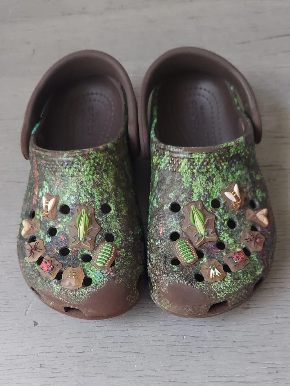 Crocs Kids C9 Woodland Forest Print Clogs w/ Nature Jibbitz Charms